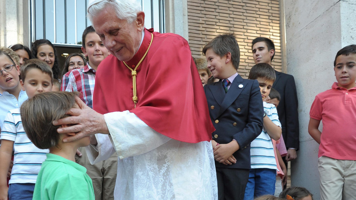 Papież Benedykt XVI, który przebywa w Madrycie na Światowych Dniach Młodzieży, zaapelował w piątek do młodych ludzi, aby "nie przechodzili obojętnie wobec ludzkiego cierpienia".