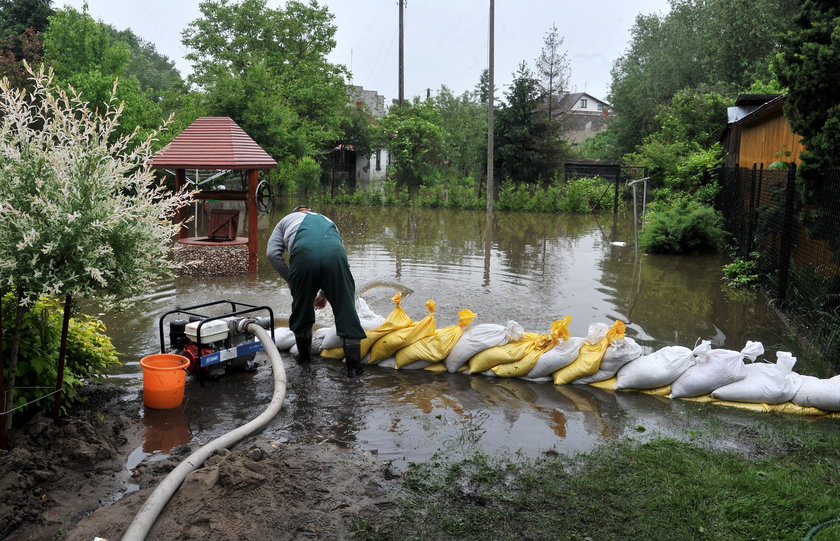 worki z piaskiem i pompa na zalanym podwórku