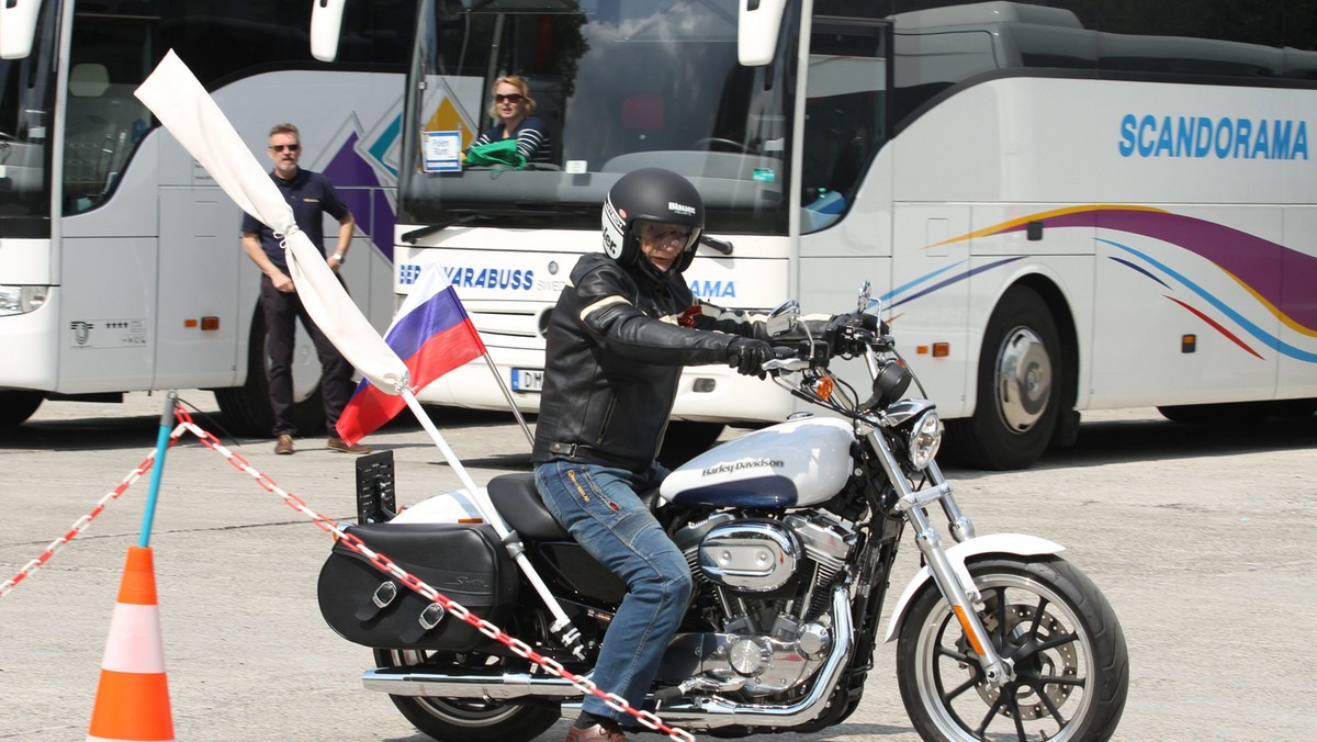 OŚWIĘCIM MUZEUM AUSCHWITZ MOTOCYKLIŚCI