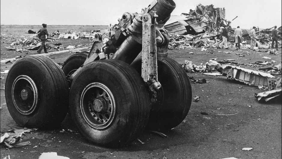 Zdjęcie wykonane 28 marca 1977 r. przedstawiające Jumbo Jeta KLM i szczątki Boeinga 747, które zderzyły się 27 marca nad lotniskiem Santa Cruz De Tenerife.
