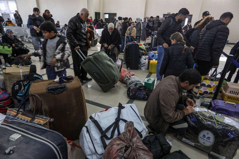 Ludzie czekający na przejściu granicznym w Rafah w lutym 2024 r.