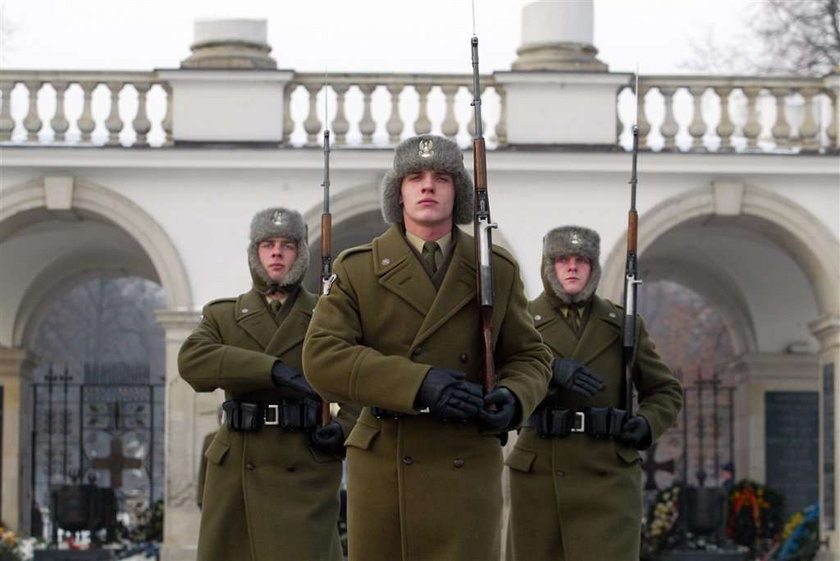 Zachcianka prezydenta? Żołnierze mają chodzić pod pomnikiem, a nie...