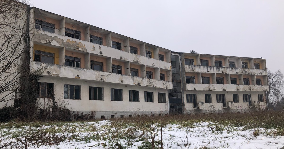 Itt maradt egy kis Szovjetunió a XV. kerület közepén: &#39;91 óta pusztul a kísértetkórház, hátborzongató hangulatú képek készültek a helyszínen