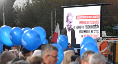 Tłumy przed debatą. W powietrzu czuć ogromne emocje