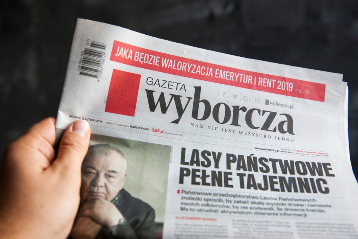 "Wyborcza" wygasza druk i ogłasza zwolnienia grupowe. Ma umowę z konkurencją