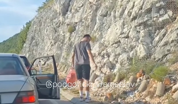 Muškarac kupi smeće na granici