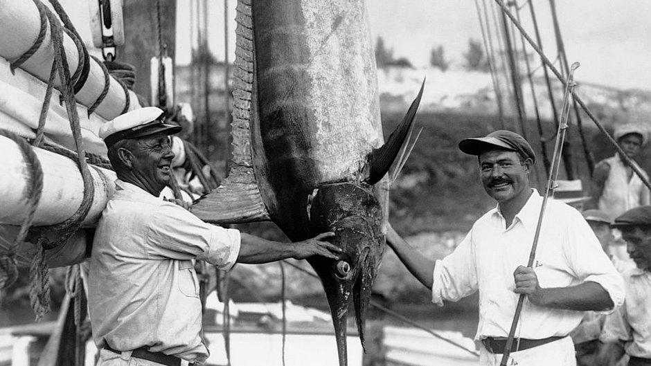 Kapitan Joe Russel (L) i Ernest Hemingway (P) prezentują złowionego marlina