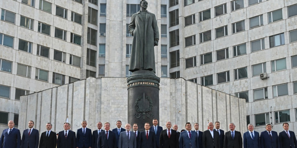 Elita rosyjskich szpiegów dumnie prężyła się przed nowiutkim pomnikiem Feliksa Dzierżyńskiego.