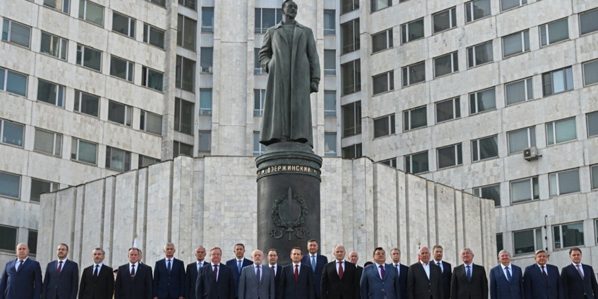 Elita rosyjskich szpiegów dumnie prężyła się przed nowiutkim pomnikiem Feliksa Dzierżyńskiego.