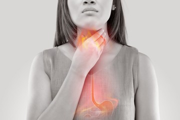 gyomorégés, reflux, rekedtség, krónikus torokfájás, asztma, keserű szájíz