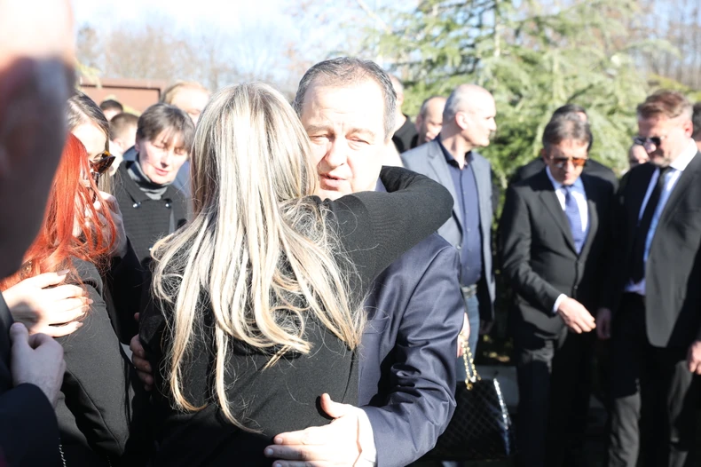 Ivica Dačić grli Suzanu na sahrani