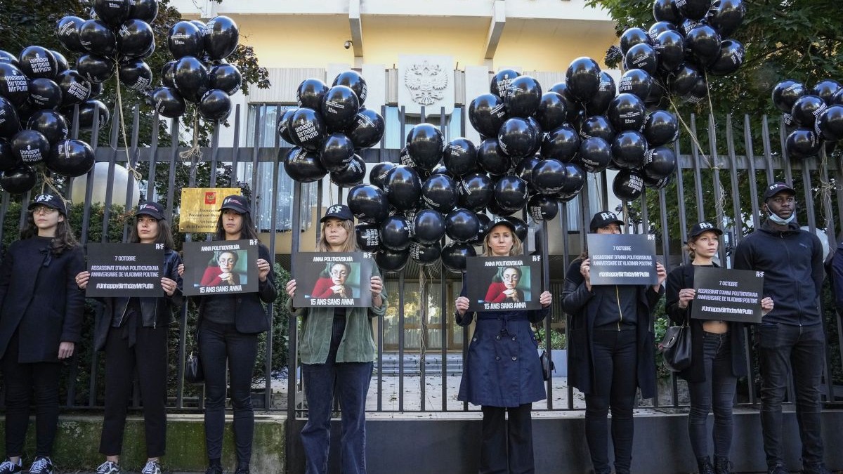 Členovia organizácie Reportéri bez hraníc stoja pred ruským veľvyslanectvom na pamiatku zosnulej novinárky Anny Politkovskej.