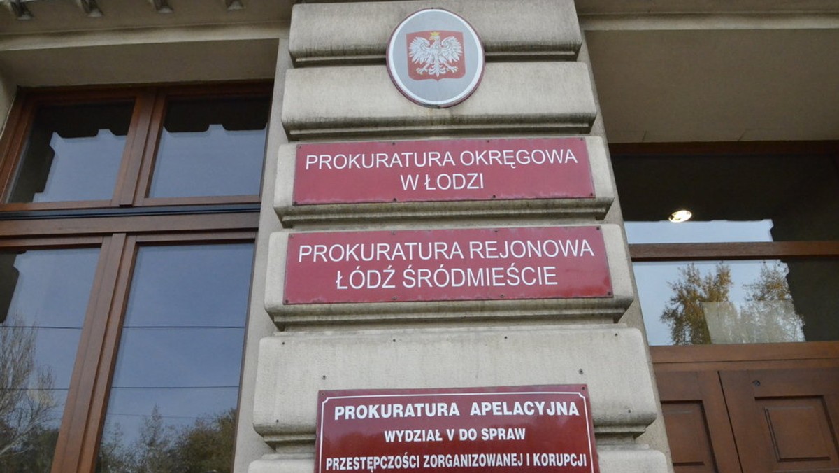 Do pięciu lat więzienia grozi 29-letniemu selekcjonerowi jednego z łódzkich klubów, który przed tygodniem brutalnie pobił 25-latka. Jak wynika z ustaleń śledczych, feralnej nocy pokrzywdzony bawił się na wieczorze kawalerskim. Około północy, przekazał jednej z tancerek pieniądze, twierdząc, że zamawia indywidualny taniec. Kobieta jednak nie wykonała usługi. Mężczyzna upomniał się o swoje pieniądze.