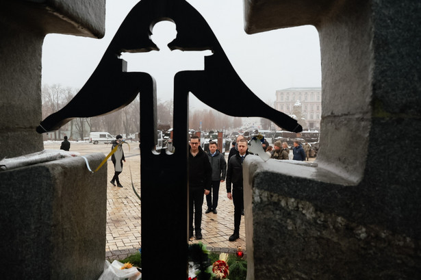 Kijów, Ukraina, 26.11.2022. Premier Mateusz Morawiecki (L) złożył symboliczną wiązankę przed Pomnikiem Ofiar Wielkiego Głodu, 26 bm. w Kijowie