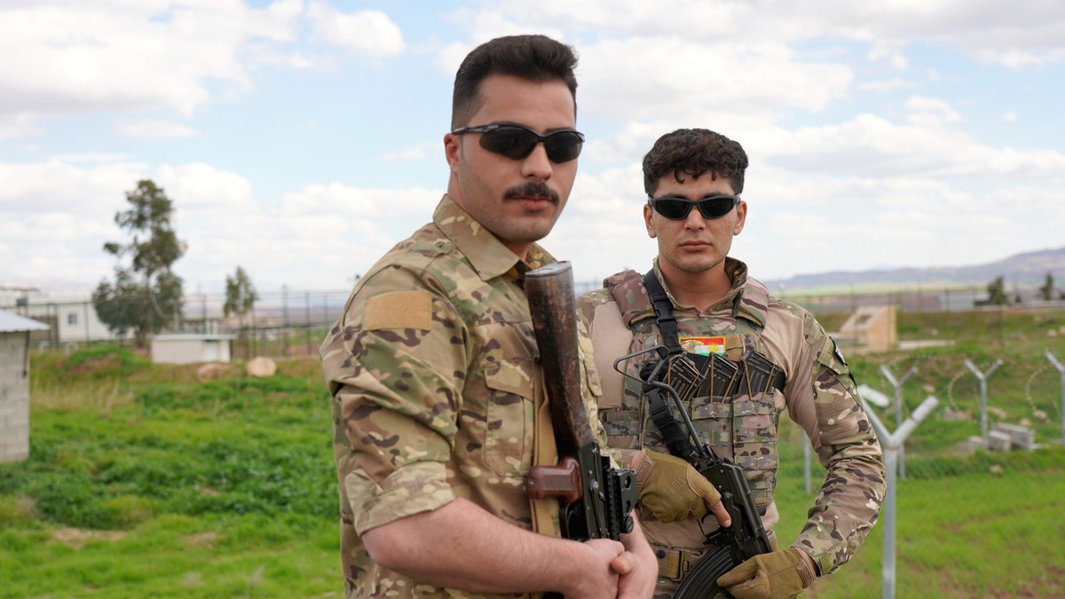 Članovi Demokratske partije iranskog Kurdistana (PDKI) na kontrolnom punktu koji vodi do njihove baze u okrugu Koja u Irbilu, Irak