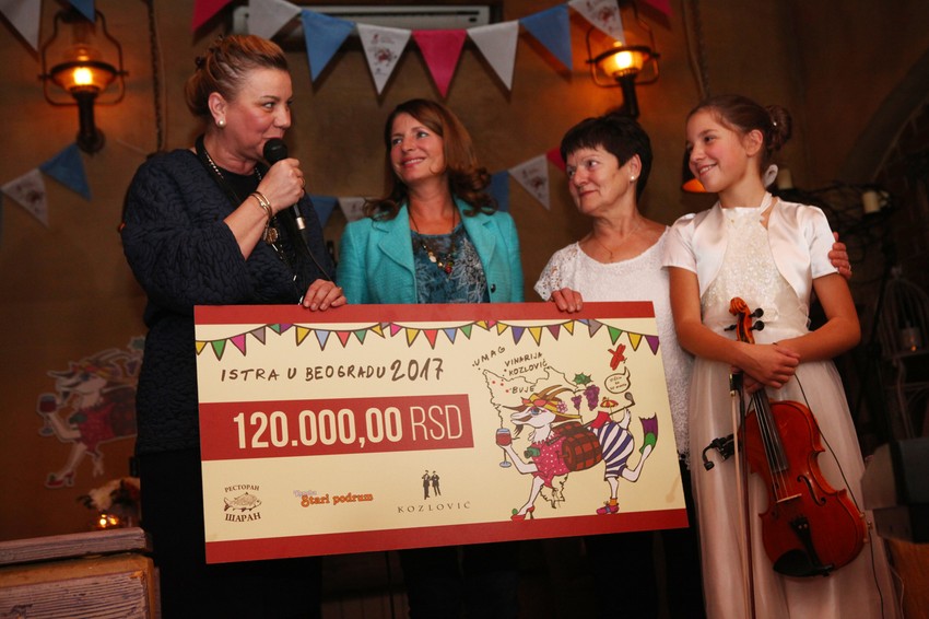 Jovana sa vlasnicom restorana "Šaran", Brankom Pujić i Mirom Zrnić - uručivanje novčane nagrade