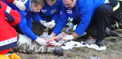 Spadochroniarz runął na ziemię i przeżył