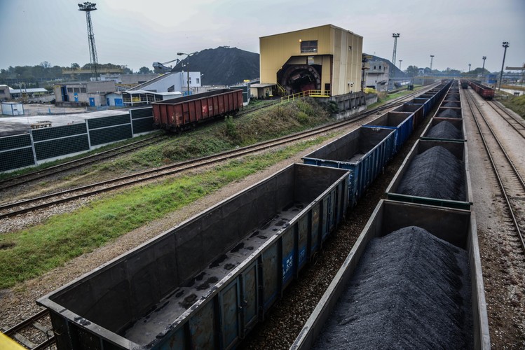 Węgiel do elektrociepłowni dowożony jest koleją ze Śląska bezpośrednio na bocznicę należąca do Siekierek. Bocznica kolejowa ma 28 km długości i łączy się z torami kolei radomskiej w Piasecznie. Wagony wjeżdżają do wywrotnicy. Tam węgiel jest przeładowywany na taśmociągi, a nadepnie na ładowarki.  <br><br> fot. (mgo) PAP/Jakub Kamiński