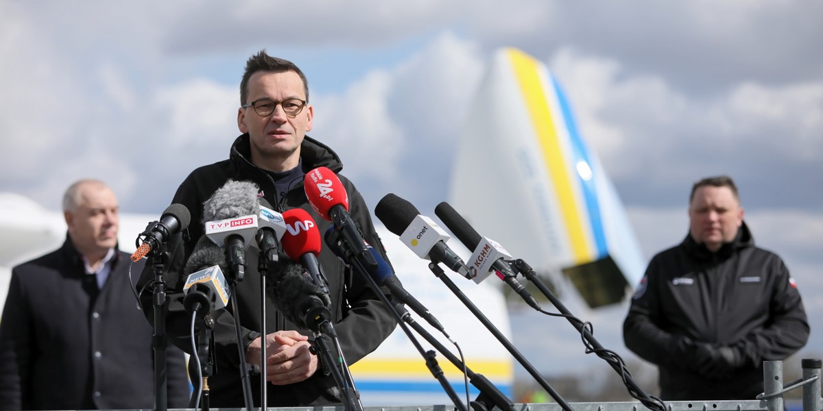 Antonow An-225 Mrija na Lotnisku Chopina był witany przez premiera Mateusza Morawieckiego, ministra aktywów państwowych Jacka Sasina i prezesów KGHM i Lotosu. Największy samolot transportowy świata przywiózł kupiony przez te dwie spółki ładunek środków ochrony osobistej z Chin dla polskich medyków. 