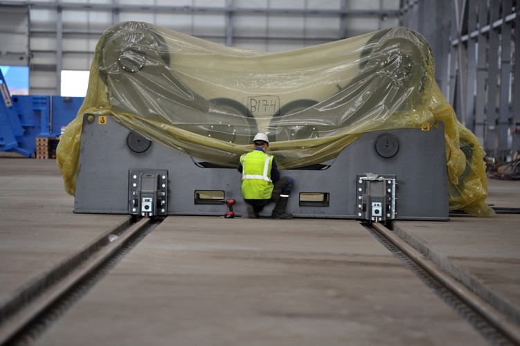 Obecnie prace koncentrują się na wyposażaniu hal. Budowa fabryki, wartej ok. 500 mln zł, jest już na półmetku. Przewidywane zakończenie prac to druga połowa 2015 r. <br><br>fot. (mgo) PAP/Marcin Bielecki