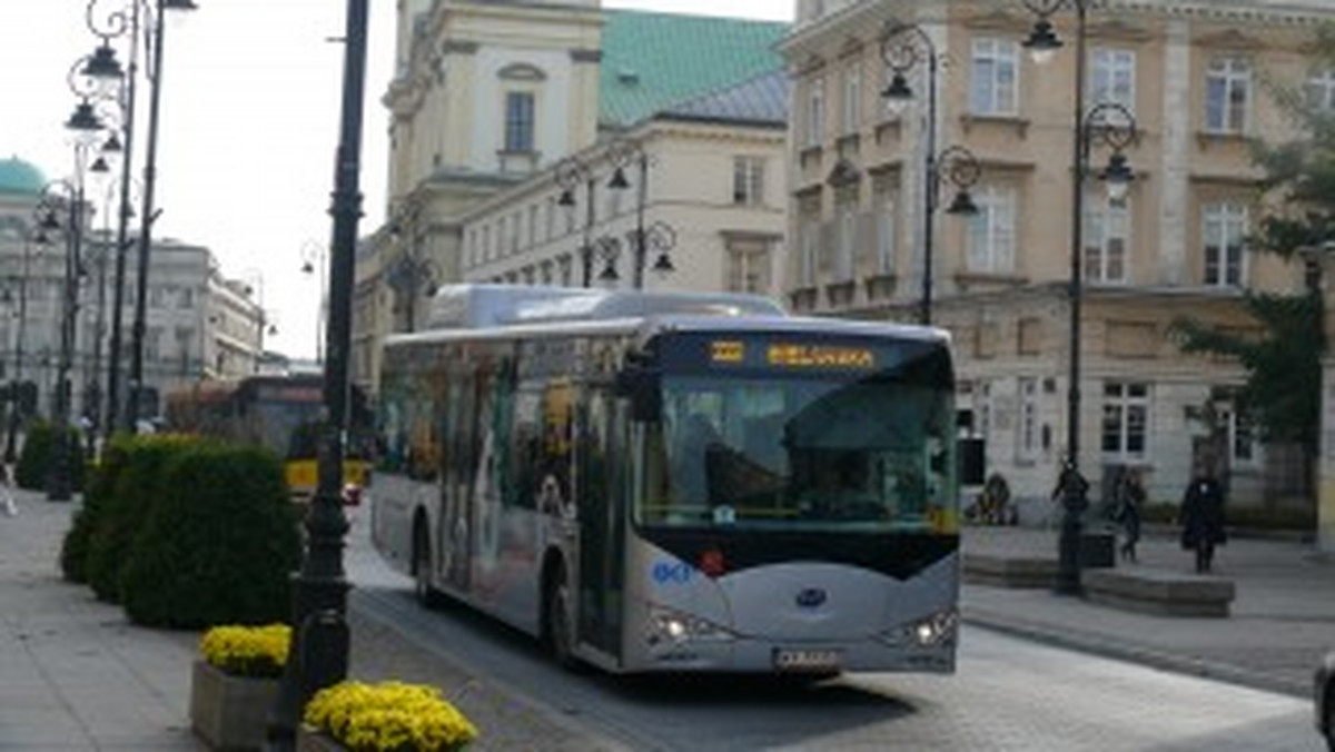 Mają 12 metrów długości, są bezgłośne i nie emitują spalin. Miejskie Zakłady Autobusowe w Warszawie testują cztery chińskie autobusy elektryczne. Za dwa lata w taborze spółki ma być co najmniej 30 takich pojazdów.