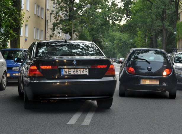 Minister Tuska - tropi korupcję i… łamie prawo w BMW