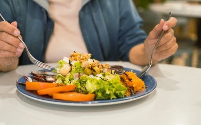 Meglepő, de gyorsabb lesz a fogyás, ha ezt teszi az evőeszközzel étkezés közben