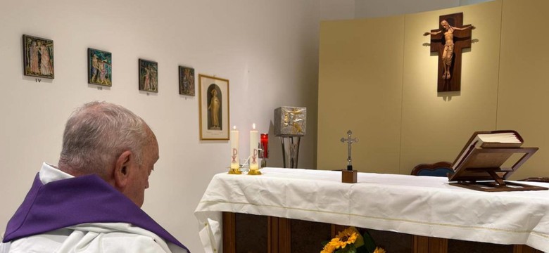 Pierwsze zdjęcie papieża Franciszka od początku jego pobytu w szpitalu