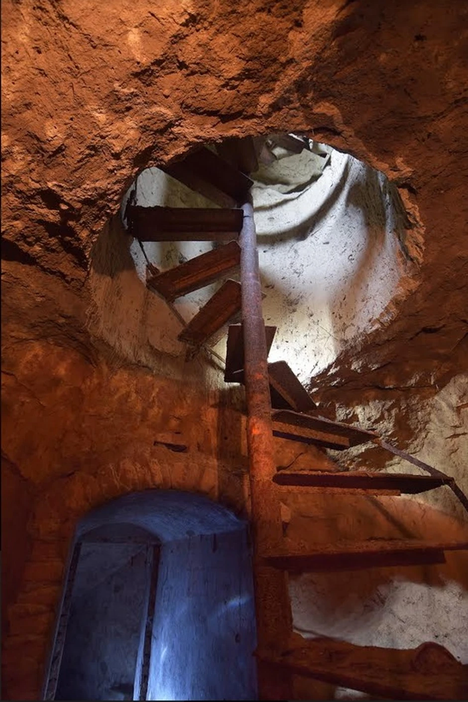 Do tunela prokopanog 25 metara pod zemljom vode strme stepenice