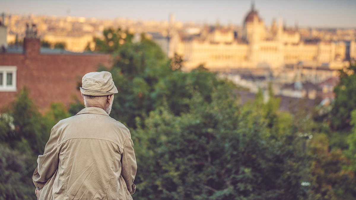 Cum a devenit un pensionar de 70 de ani victima interlopilor din „mafia locuințelor”, la Budapesta: „I-au luat casa și banii și îl țin într-un subsol”