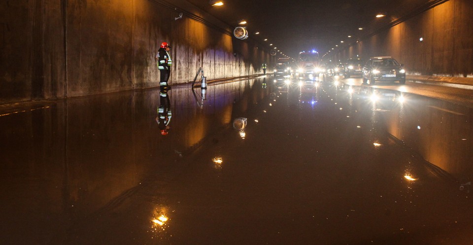 Tunel Wisłostrady otwarty i... zalany