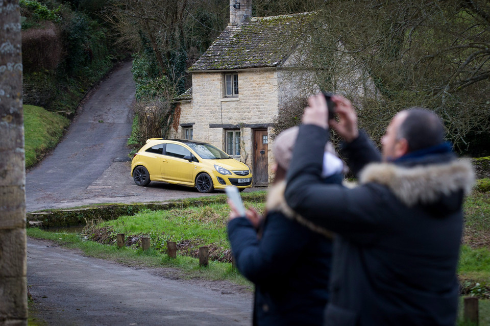 Widok Bibury psuje żółty samochód