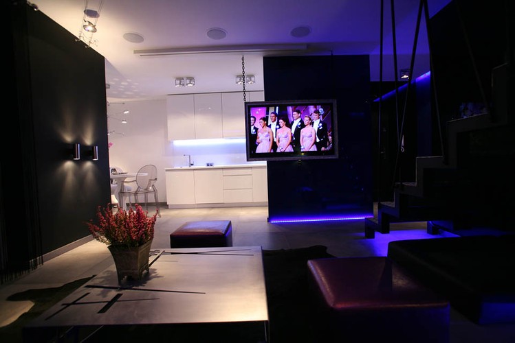 Coraz większą popularnością cieszą się również kompleksowe systemy sterowania i kontroli, które zarządzają naszym ogrzewaniem, klimatyzacją, oświetleniem oraz systemem alarmowym. Systemy te często umożliwiają również obsługę urządzeń audio-video (kino domowe, zestawy stereo etc.), jak również innych urządzeń codziennego użytku, jak choćby lodówka, pralka czy kuchenka mikrofalowa.