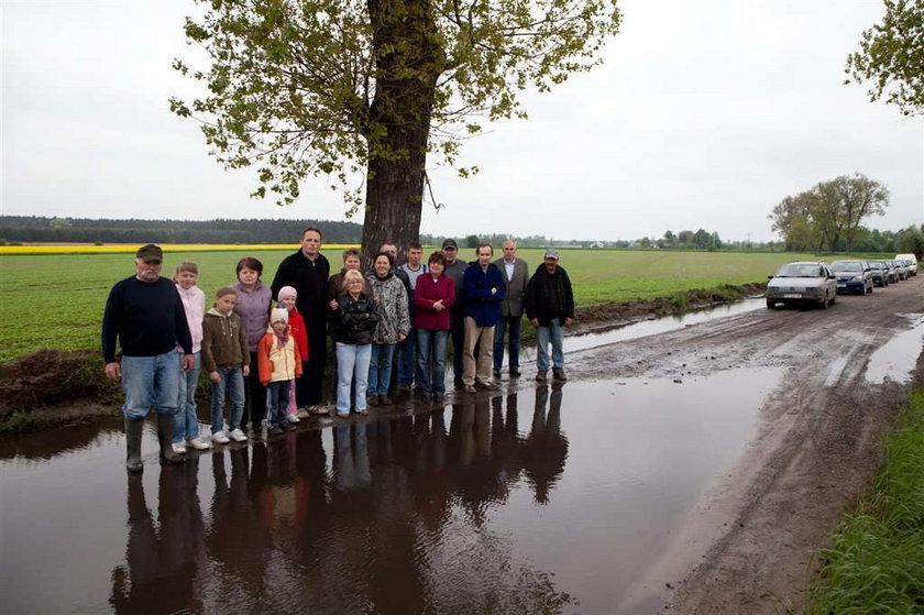 Droga w Pawłowicach po deszczu zmienia się w ogromną kałużę. Mieszkańcy nie są w stanie czasami dojechać samochodami do swoich domów. Tutaj potrzebny jest natychmiastowy remont