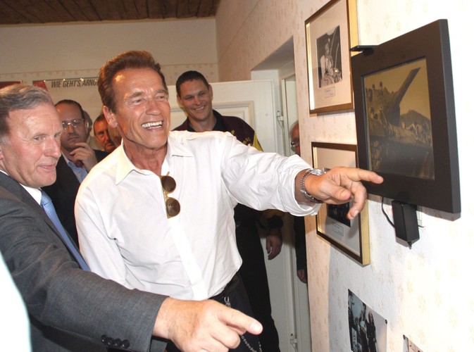 Prawdziwy Arnold Schwarzenegger zwiedza muzeum