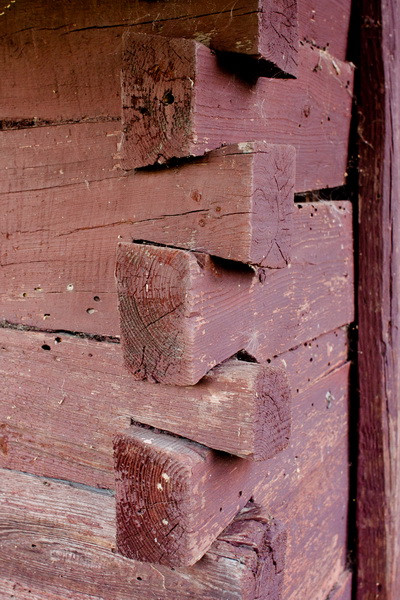 Łączenie ścian drewnianej chaty