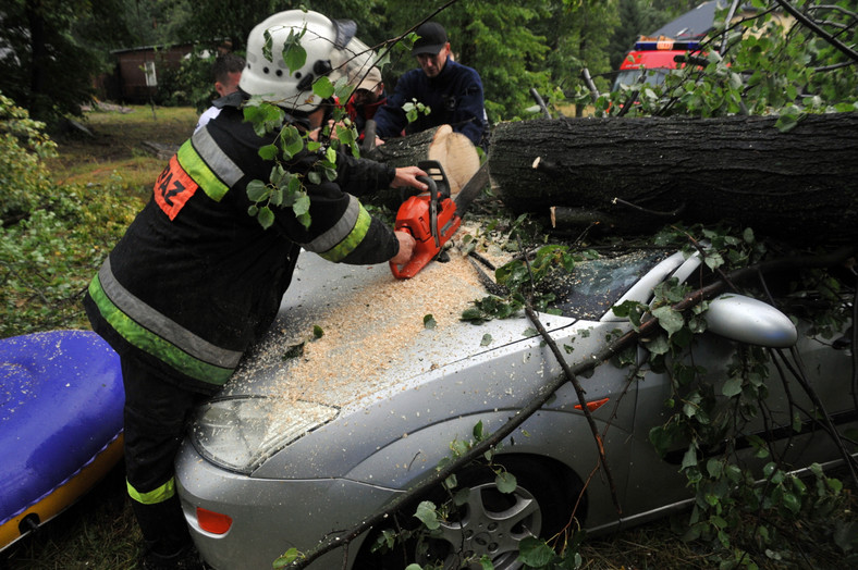Samochód przygnieciony przez drzewo, po nawałnicy w Augustowie