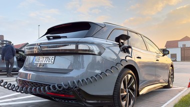 samochód elektryczny płonie inaczej niż spalinowy? twarde dane straży pożarnej zaskakują