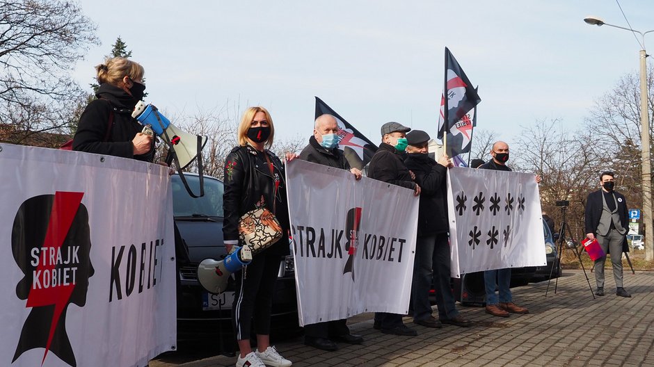 Protest przed komendą policji w Jaworznie