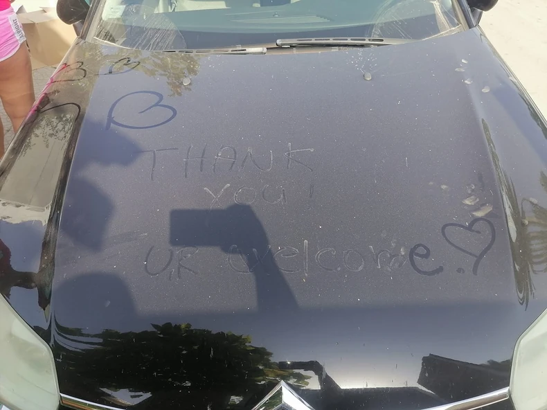 Poruka na automobilu ispisana tokom letovanja u Albaniji