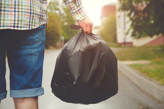 Zmiany w opłatach za śmieci. Samorządy boją się, że odpady trafią do lasów