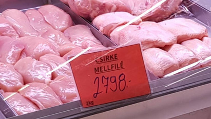 Pofátlanul magas áron kínálta a csirkét: megbírságolták a Lehet téri hentest
