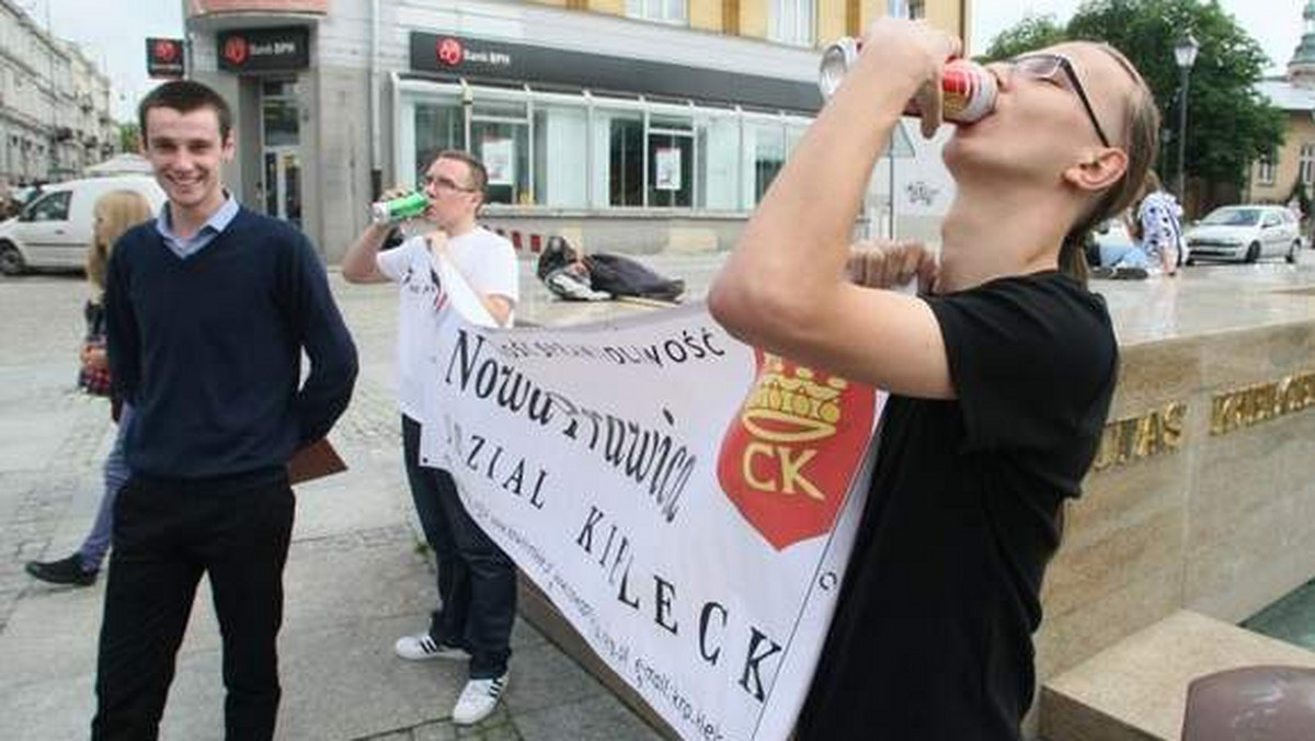 "Echo Dnia": Świętokrzyscy działacze Kongresu Nowej Prawicy protestowali w piątek na Placu Artystów w Kielcach przeciwko propozycji radykalnego ograniczenia handlu alkoholem, nad którą pracuje Komisja Europejska. Partia domaga się także zniesienia zakazu "spożywania" w miejscach publicznych.