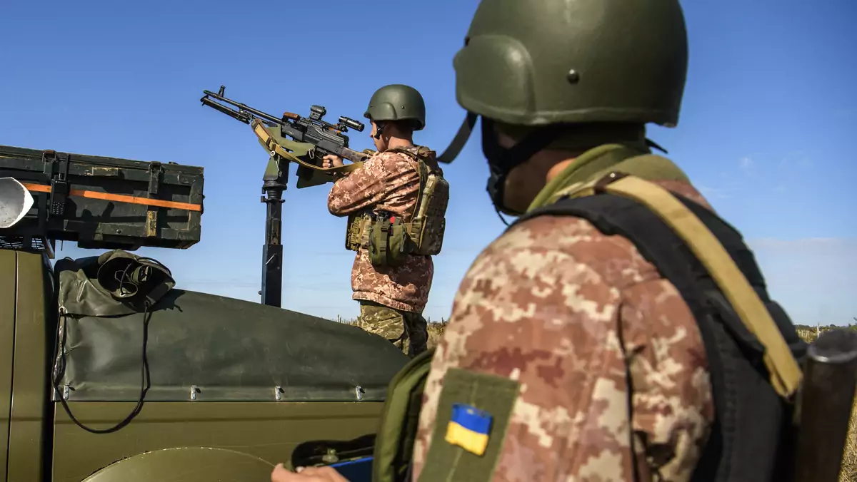 Ukraińscy żołnierze wypatrują dronów kamikadze