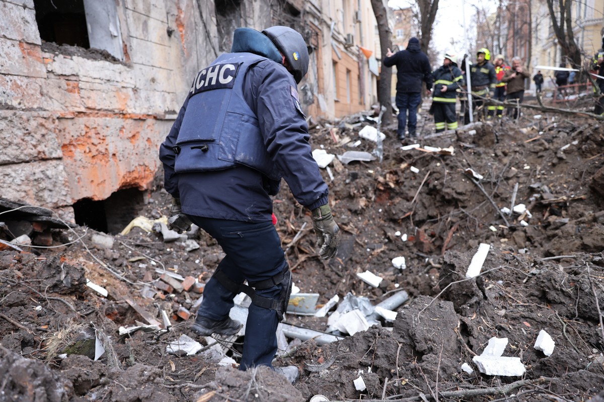 Działania służb w miejscu rosyjskiego ataku rakietowego na obiekty infrastruktury cywilnej w Charkowie