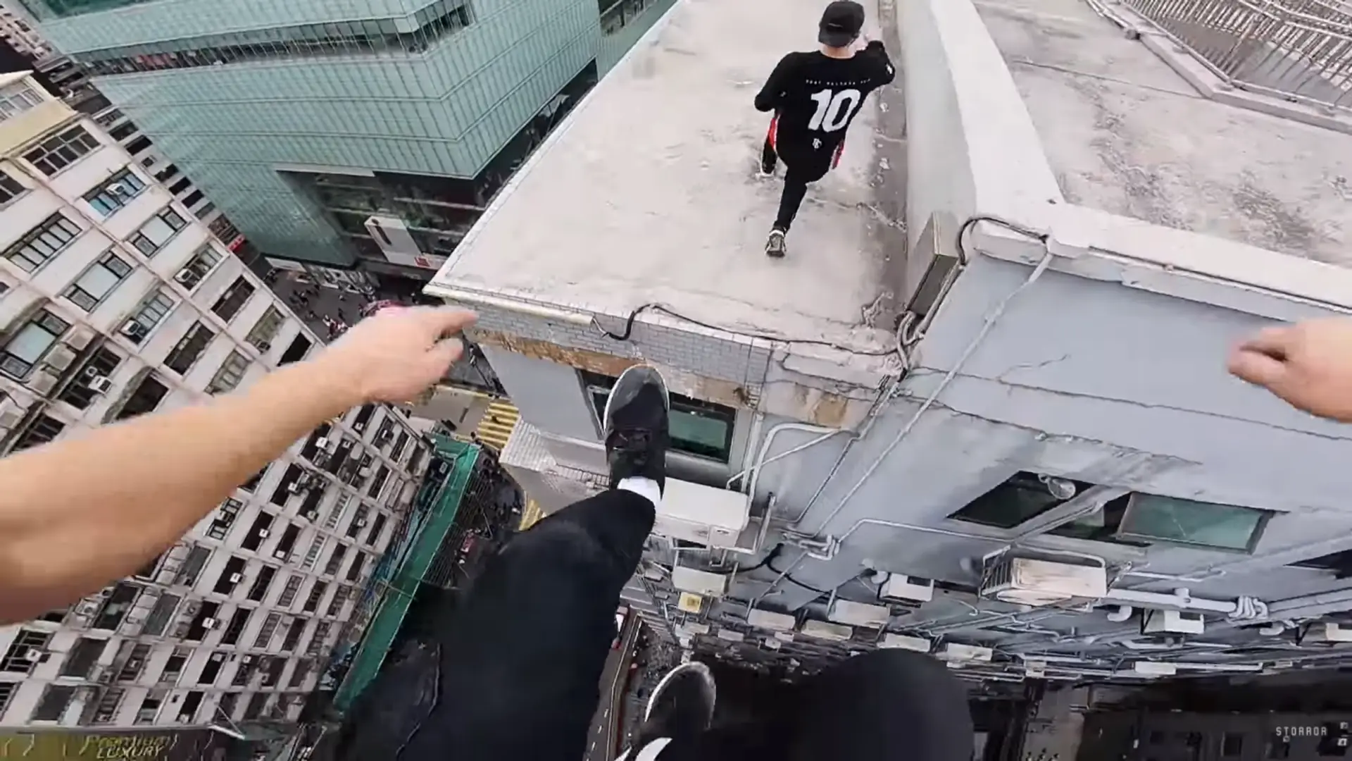 Ochroniarz dzwoni na policję, oni zaczynają uciekać. Tak się robi parkour w Hong Kongu