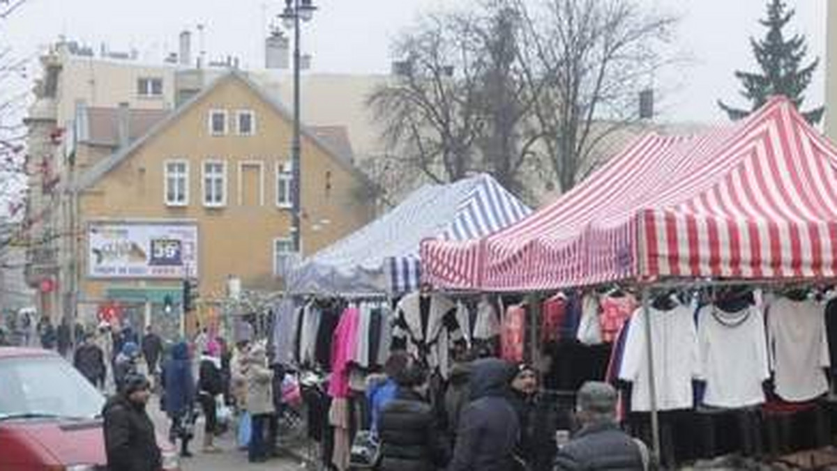 Sukienki, sweterki, rękawiczki - to można kupić prosto z kartonu przy Gdańskiej. Nielegalne targowisko kłuje w oczy mieszkańców.