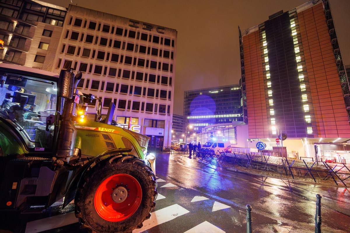 Europejscy rolnicy protestują podczas towarzyszącego spotkania ministrów rolnictwa i rybołówstwa UE