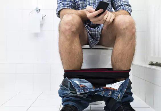 Korzystasz z telefonu w toalecie? Zobacz, dlaczego lepiej tego nie robić