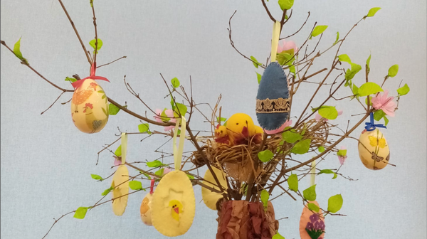 Drzewko emausowe ma bogatą symbolikę związaną z dawnymi obrzędami i zwyczajami mieszkańców podkrakowskich wsi. 